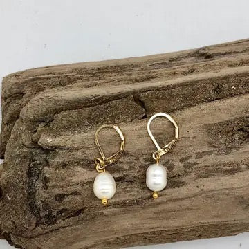 Earring Freshwater Pearl with Closed Gold Hook